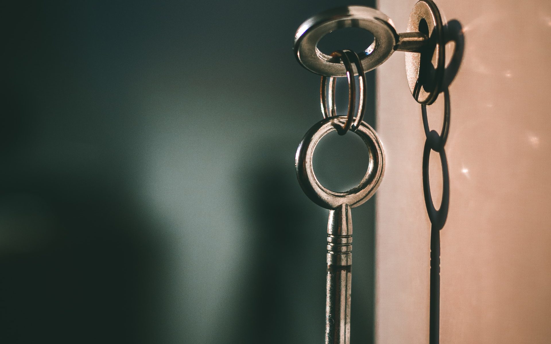 silberner Skelettschlüssel auf schwarzer Oberfläche