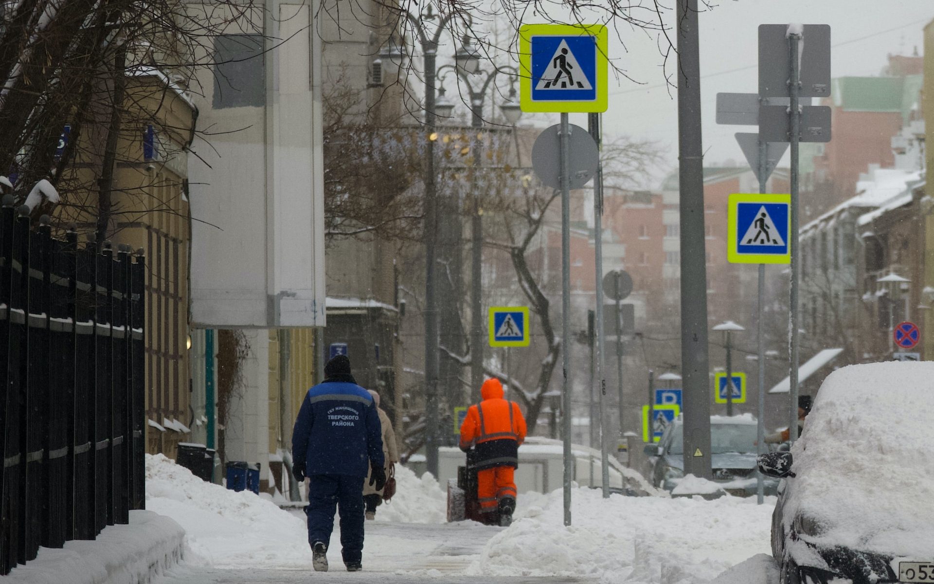 ein Mann, der eine schneebedeckte Straße entlang geht